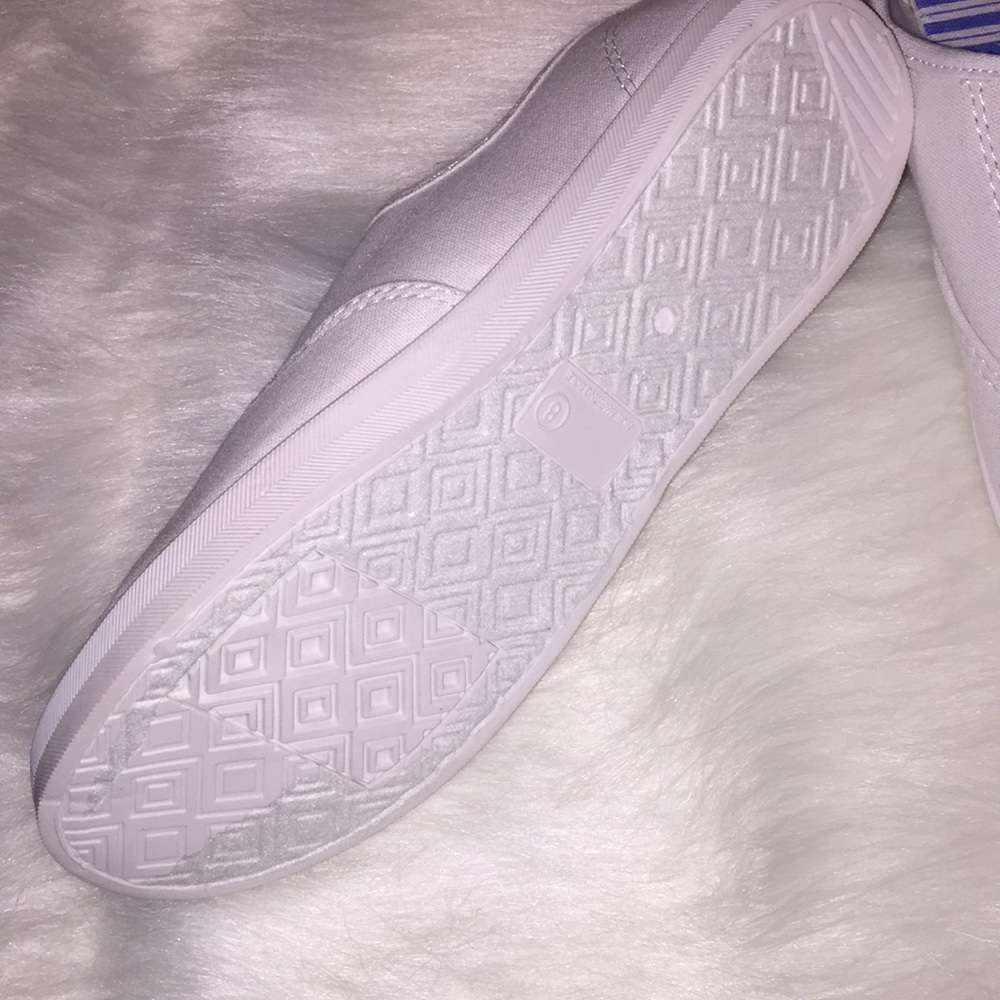 (One Left) White Casual Sneakers (New) - Picture 2 of 3